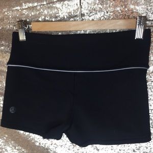 Lululemon Black yoga shorts women’s size 2 (small)